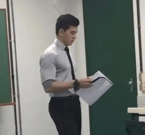 超帅男老师上课走红,迷倒众多女学生,家长很担心学生成绩