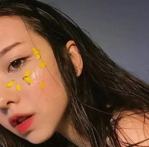 后来她成熟了却也不爱笑了