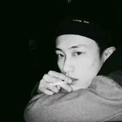 情侣头像黑白高清不带字真人头像黑白一人一张