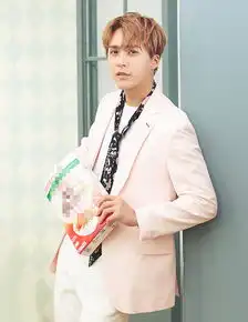 highlight成员孙东云身穿淡粉色男西装制服,尽显绅士魅力