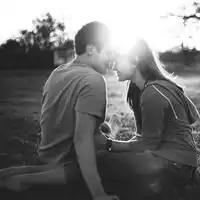 男生亲吻小羊的头像