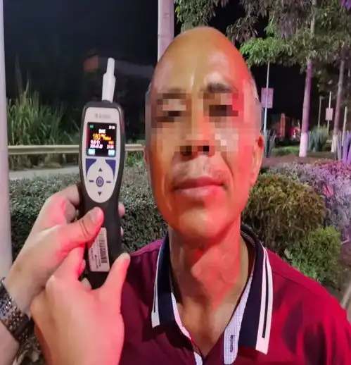 事发象州二桥头,男子醉酒驾车撞上路中隔离花圃