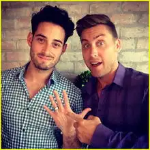 超级男孩同性恋团员兰斯巴斯与男友订婚父母同意友人祝福