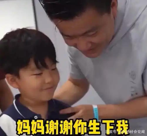 辽宁一男孩产房外等二胎妹妹,焦急坐立不安,见到妹妹时话暖心了