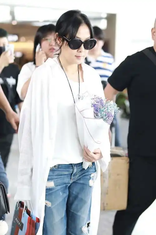 49岁刘若英真不显老,白色衬衫搭破洞牛仔裤,这颜值说30岁我都信