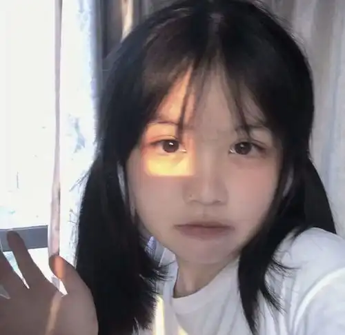 真人女生头像黄昏也没什么用,光洒在你身上,就变得不一样