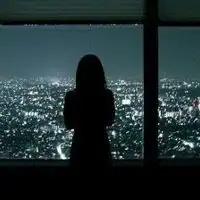 站在落地窗前的女生背影头像
