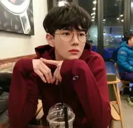 男生头像琐碎的记忆拼凑成的片段似乎只剩下了光和你