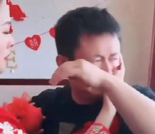 女子出嫁,一男子嚎啕大哭,知情人称,两个人既是兄妹,也是父女