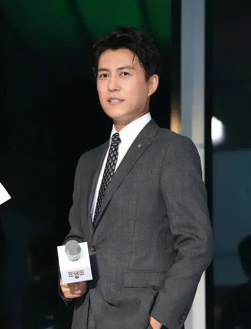 靳东精英律师穿西装背影五五分,琅琊榜里蔺晨也这样