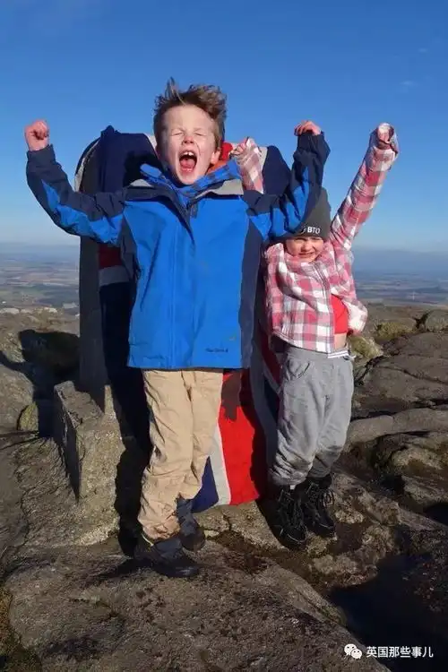 卍物志带着两个英国孩子梦想环游世界的小船,它的征途也是星辰大海