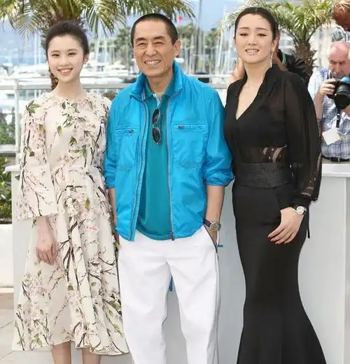 她18岁与49岁张艺谋相恋,未婚先生3个孩子,如今38岁成人生赢家