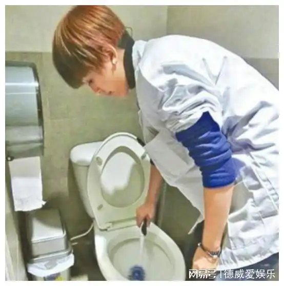 因女扮男装走红,嫁大13岁导演生下一儿一女,离婚后落魄到洗厕所
