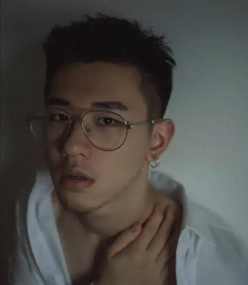 斯文帅气戴着眼镜打着耳环的小哥哥,依稀可见的胡子很有男人味