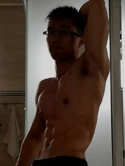 从格斗到撸铁,眼镜肌肉男大秀好身材,8块腹肌公狗腰,羡慕