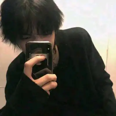 高冷男头像真人高清拿着手机拍照的男生头像