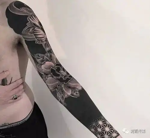 神秘而又霸气的遮盖黑臂