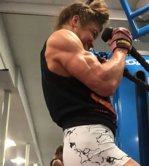 21岁姑娘一身肌肉,二头肌发达,网友健美将她练成了男人