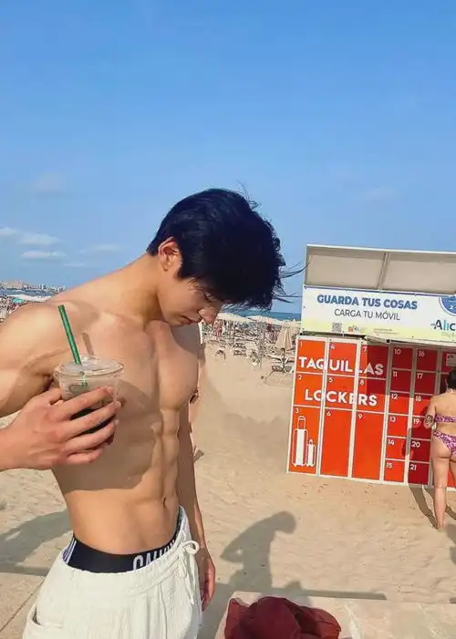 厕所秀肌肉玩这么大简直是许光汉和刘昊然的结合体