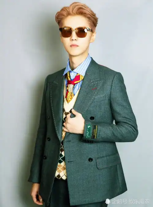 鹿晗晒西装墨镜照耍帅失败这张他带着宋茜宋祖儿整理刘海的动态太搞笑