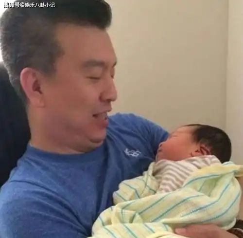他曾6次主持春晚,3次向董卿求婚获董母支持,如今56岁终于当上爹