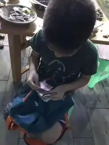 解锁孤独第五级8岁男孩,一人吃火锅还很专业...