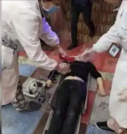 震惊男子带两条蛇与女性开房,浴缸玩蛇,结果悲剧了