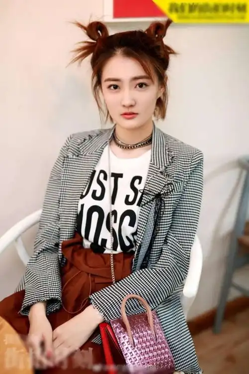 戚薇像在搞笑的发型徐璐超甜美,纸袋裙谁穿谁毁腰