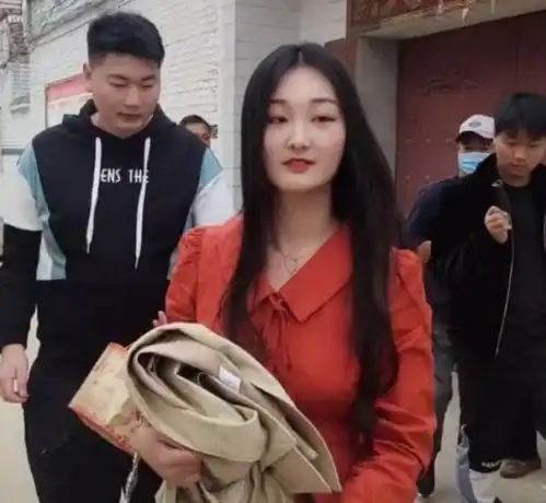 急了朱小伟曝光恋情后,陈亚男晒伤感文字,疑似小伟婚内冷暴力