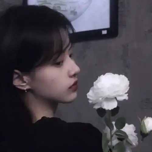 女孩每天都会去篮球场看喜欢的人打球,这一次她等了很久,男孩却