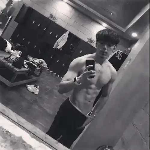 八块腹肌,撞脸彭于晏,新疆消防员帅到上热搜网友爱情的火怎么灭