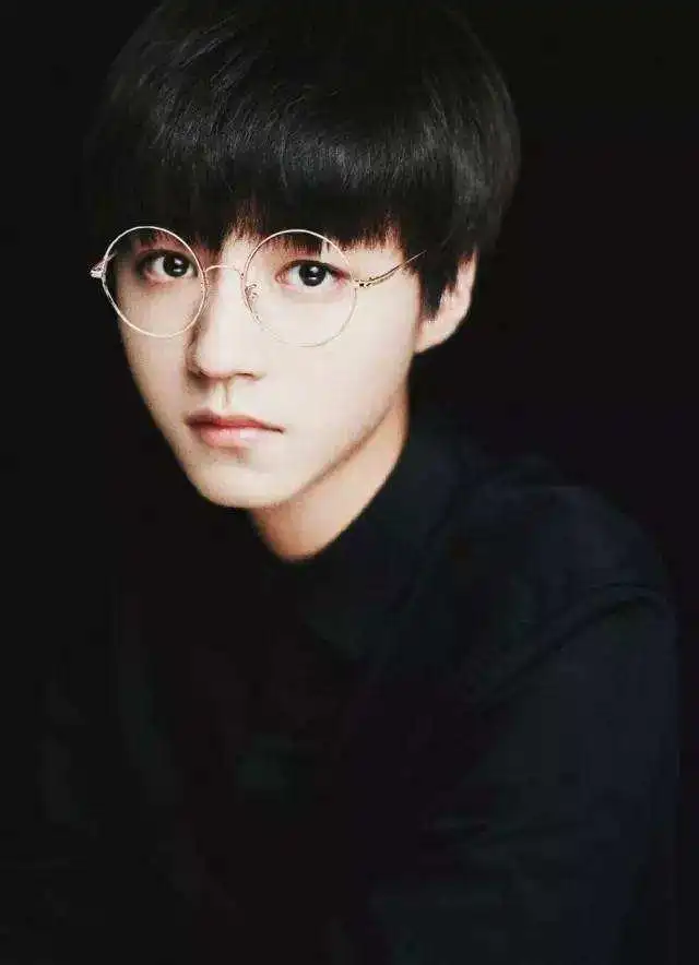 男神戴金边圆框眼镜,鹿晗斯文蔡徐坤魅惑,王俊凯有魄力