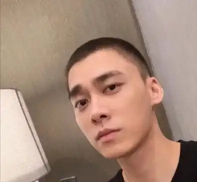 上了年纪的男人,建议少留这4种发型,油腻显凶