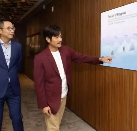 56岁郭富城罕晒照对镜微笑精英气质十足