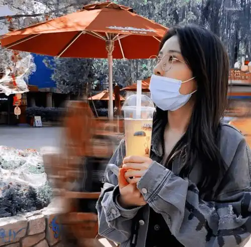 喻言独自去欢乐谷被偶遇,玩射击项目状态好,和队友相比略显孤独