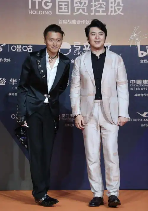 谢霆锋又痞又帅,而且逃过中年发福,型男身材穿西装曲线正好