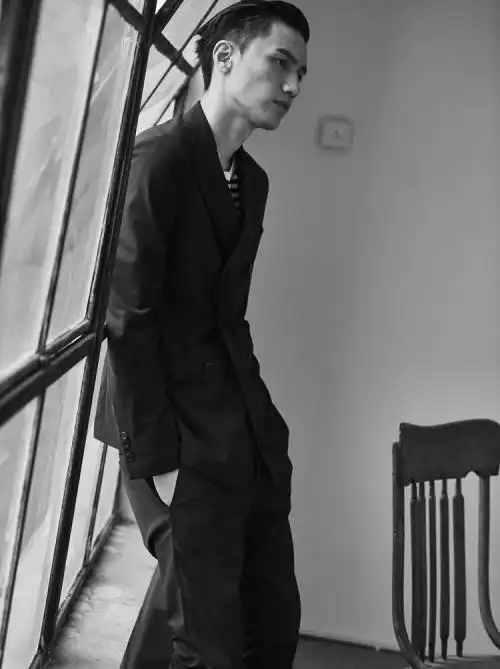 女生喜欢男生穿深色衣服还是浅色衣服呢