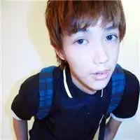 求男生的qq静态头像要那种背景是白色的整个不是一张脸的那种
