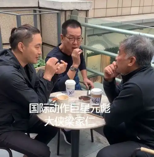 63岁老戏骨元彪现身街头,发际线高疑有斑秃,手捏雪茄精神好