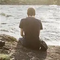 我求一个男生qq头像背面坐着地面时草地