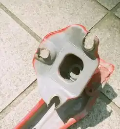 瑞虎7拖车导致防撞梁断裂脱落,防撞钢梁薄如纸