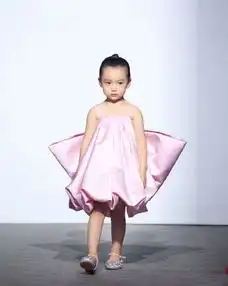 董璇3岁女儿再度走秀,丸子头像极lucky,水汪汪大眼怯生生打量