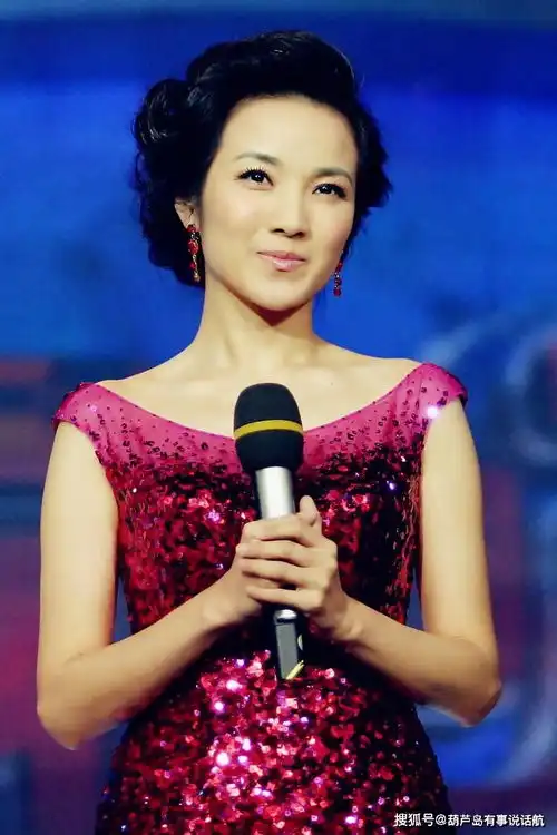 美女管彤,今年已49岁了,她事业稳定,老公宠爱,儿子7岁啦