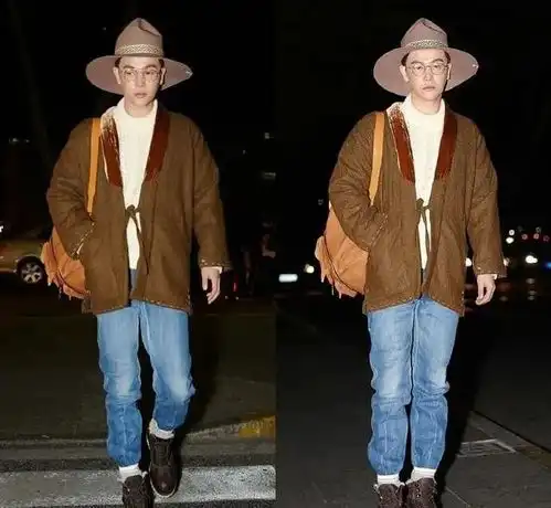 男人清爽造型还得看孙坚,军绿色大衣配帆布包,帅气显露无疑