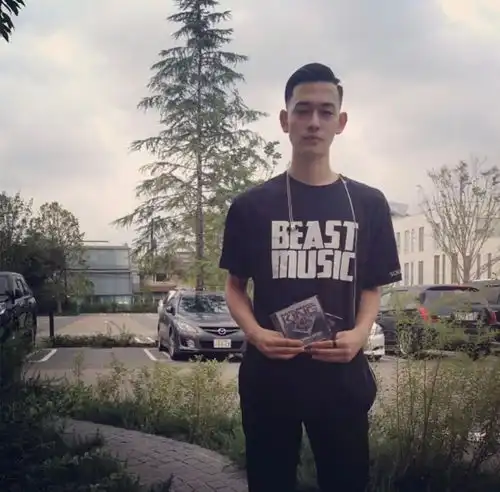 跟着他穿t恤,闭着眼睛都能选到对的款