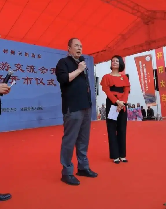 64岁张铁林出席活动,怒怼主持人不做功课,室内抽雪茄吞云吐雾
