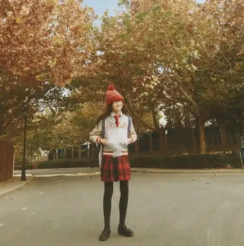 李嫣又变美了,李亚鹏晒最新照长腿太抢镜,不愧是王菲的女儿