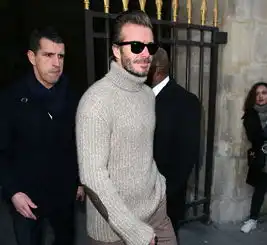 男神就穿高领毛衣贝克汉姆亮相巴黎时装周