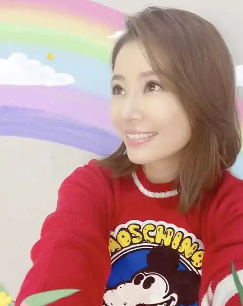 林心如为美穿油漆裙,这么滑溜的裙子,真是强迫症的福音